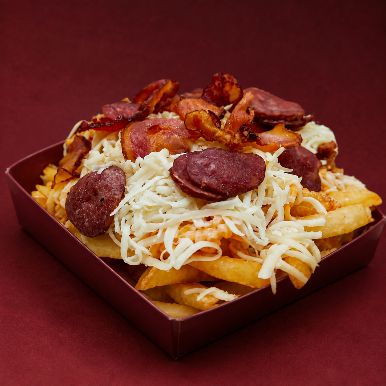 Batata especial com queijo, bacon e calabresa na embalagem bordô